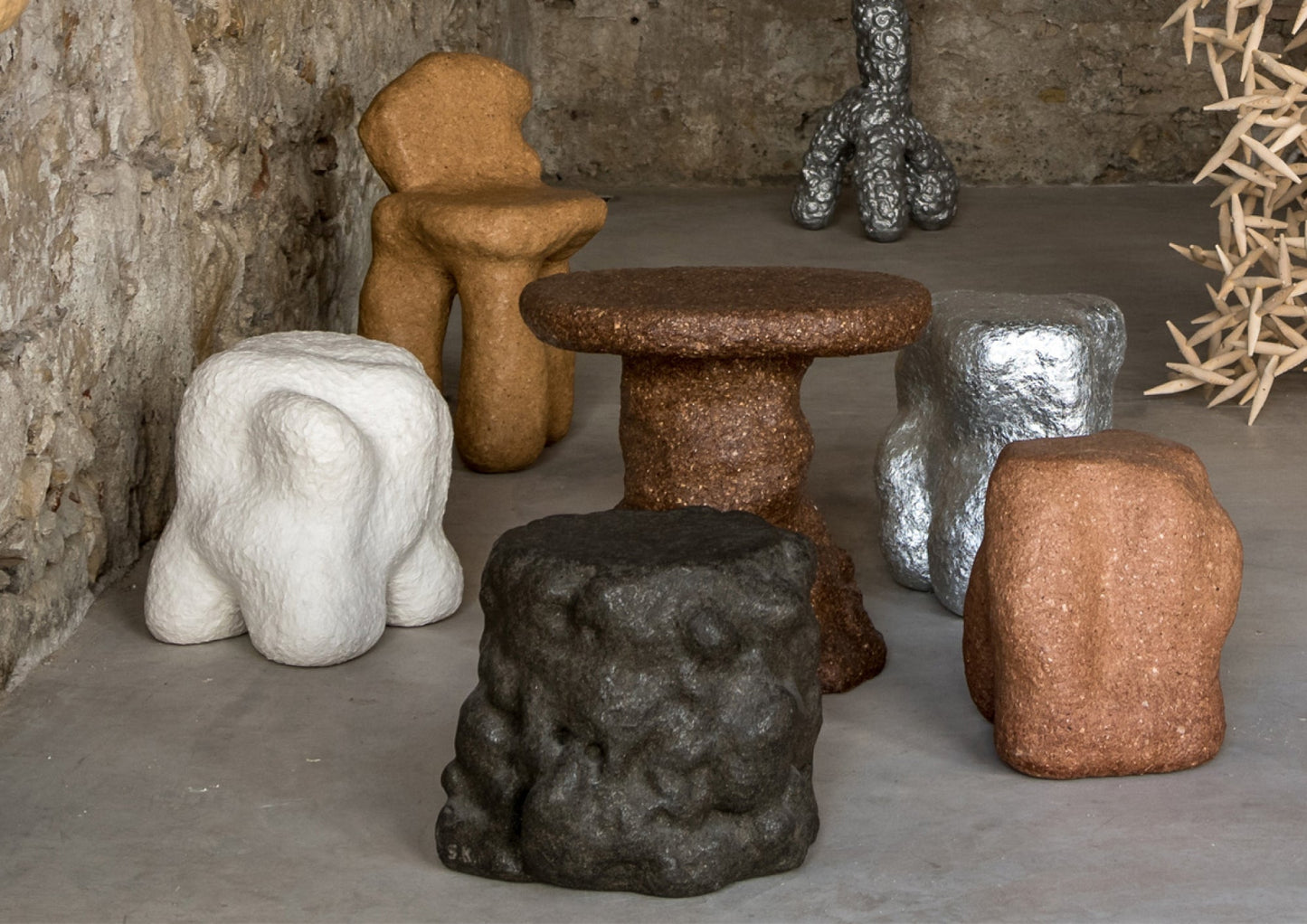 BLACK WOOD CLAY STOOL