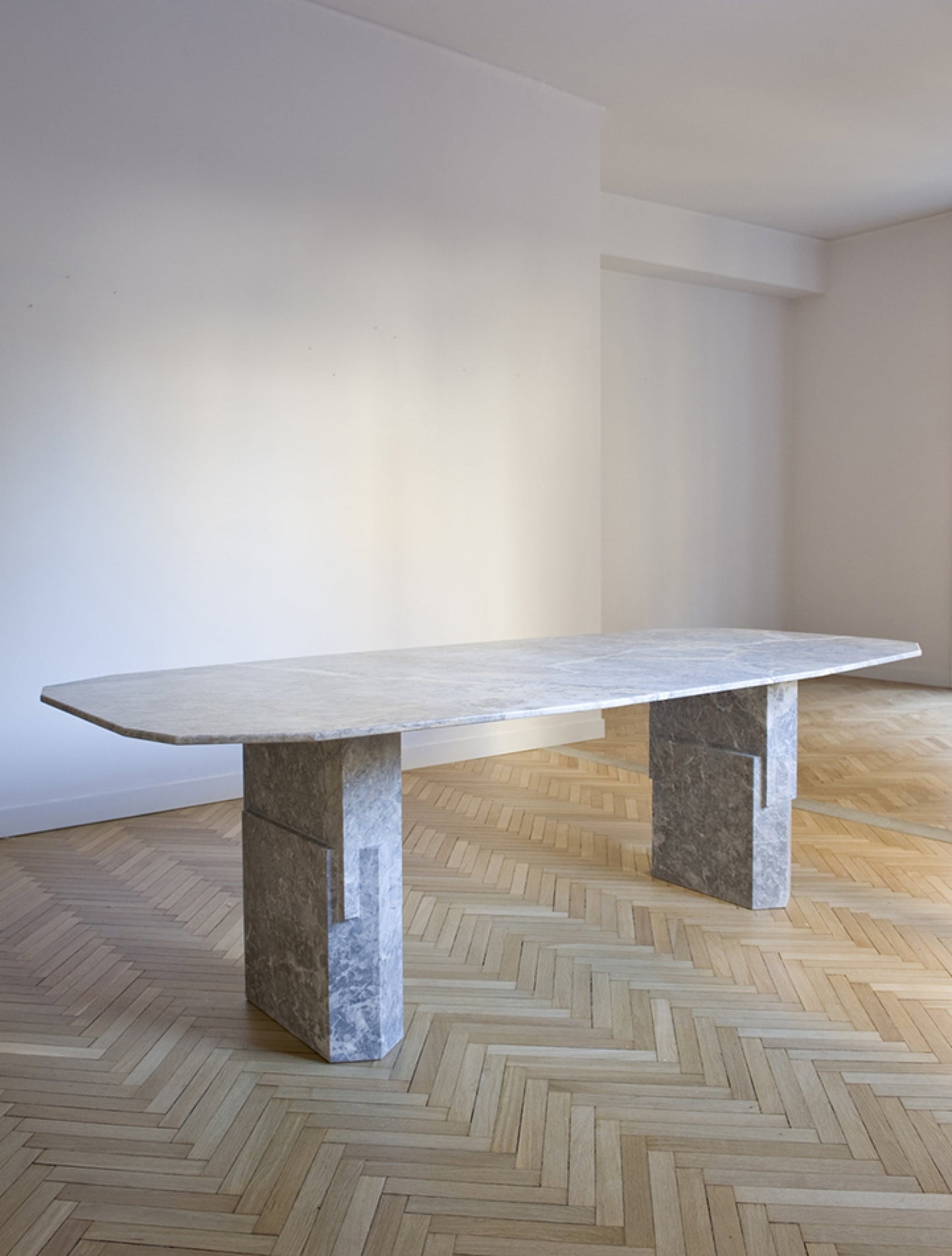 Kapital Dorik Dinning tabl
