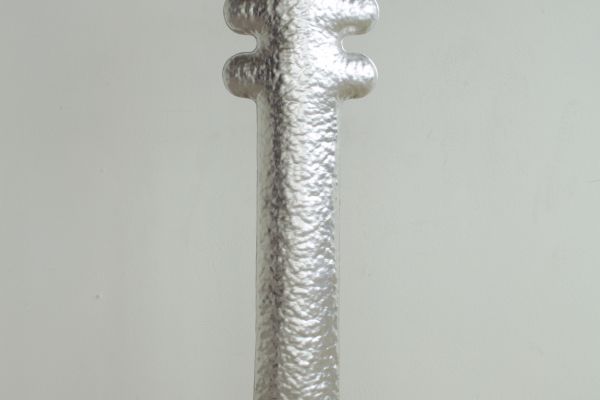 hammered_aluminum_lamp_with_wood_clay_foot_pic2.jpg